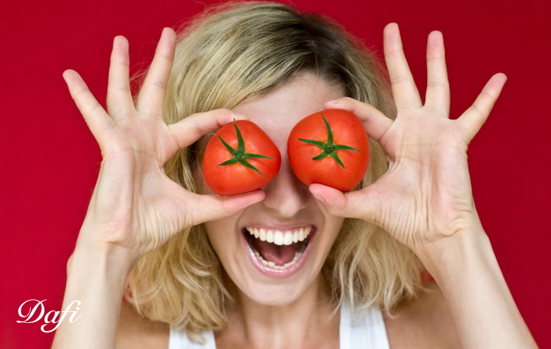 گوجه برای پوست دور چشم