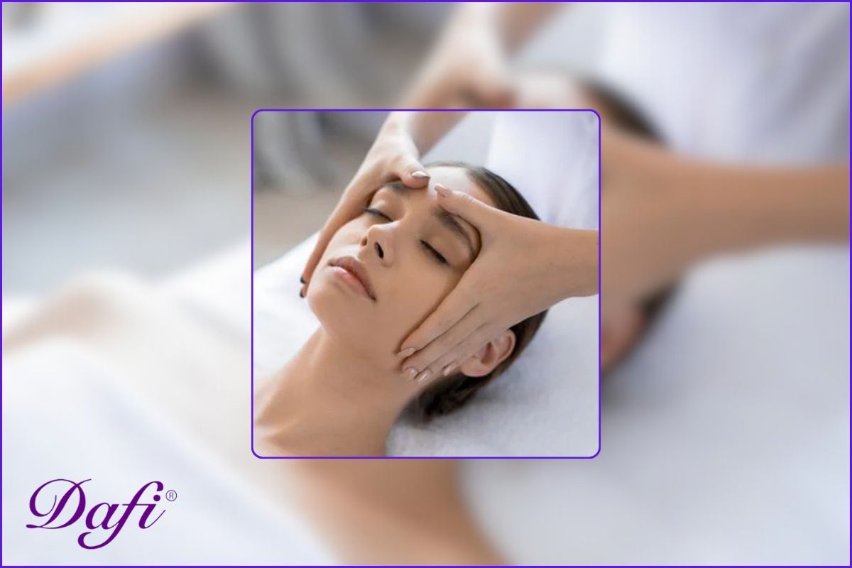 بهترین تکنیک‌های ماساژ روزانه صورت با دست + آموزش مرحله به مرحله